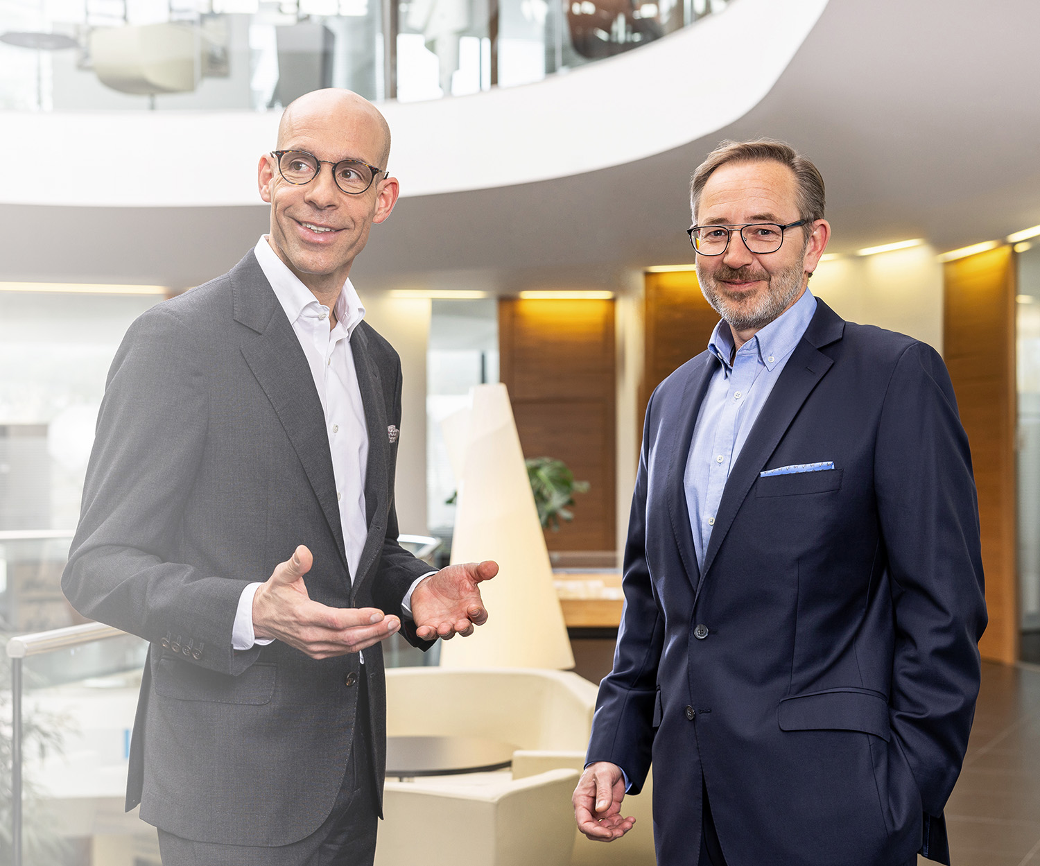 CEO Axel Kühner and CFO Hannes Moser talking to each other (photo)