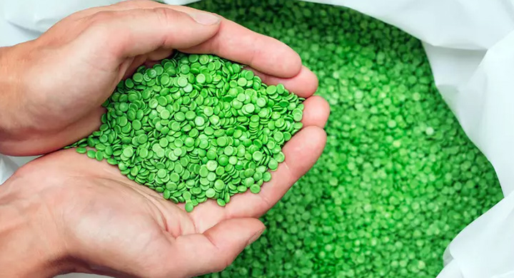 Green plastic granulate (photo)