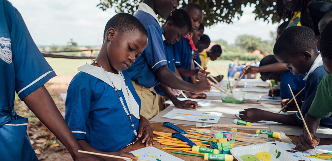 Kids painting (photo)
